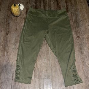 FREE WITH ANY PURCHASE YL Army Capri Leggings
